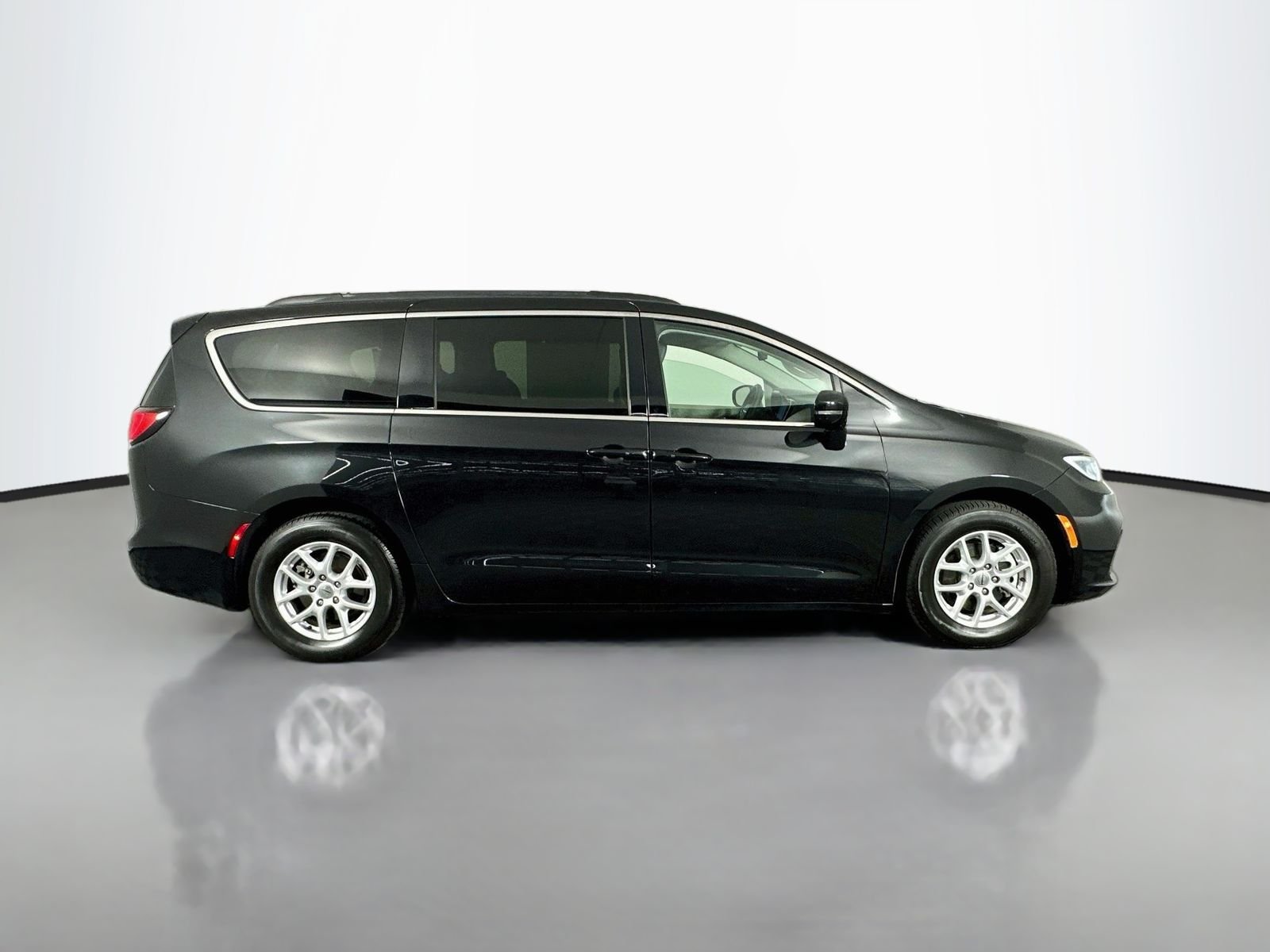 Used 2022 Brilliant Black Crystal Pearlcoat Chrysler Touring L image 7