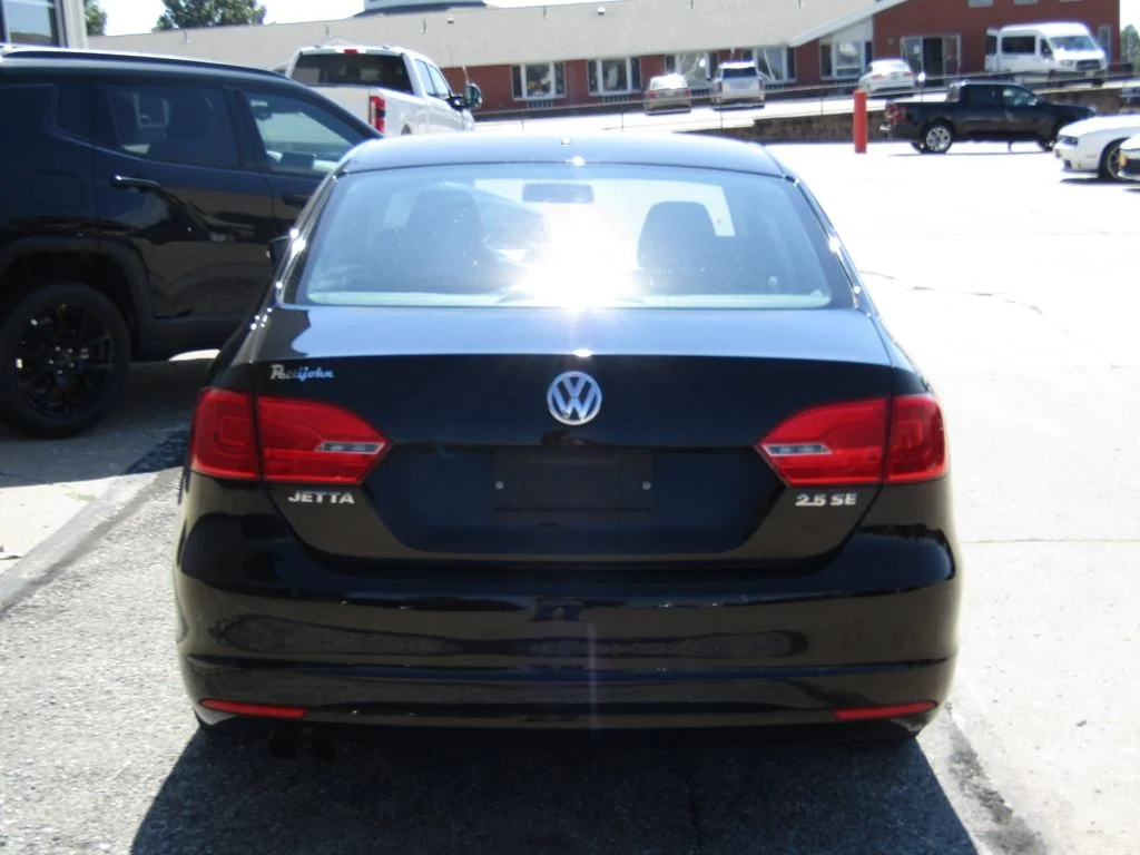 Used 2011  Volkswagen 2.5L SE image 4