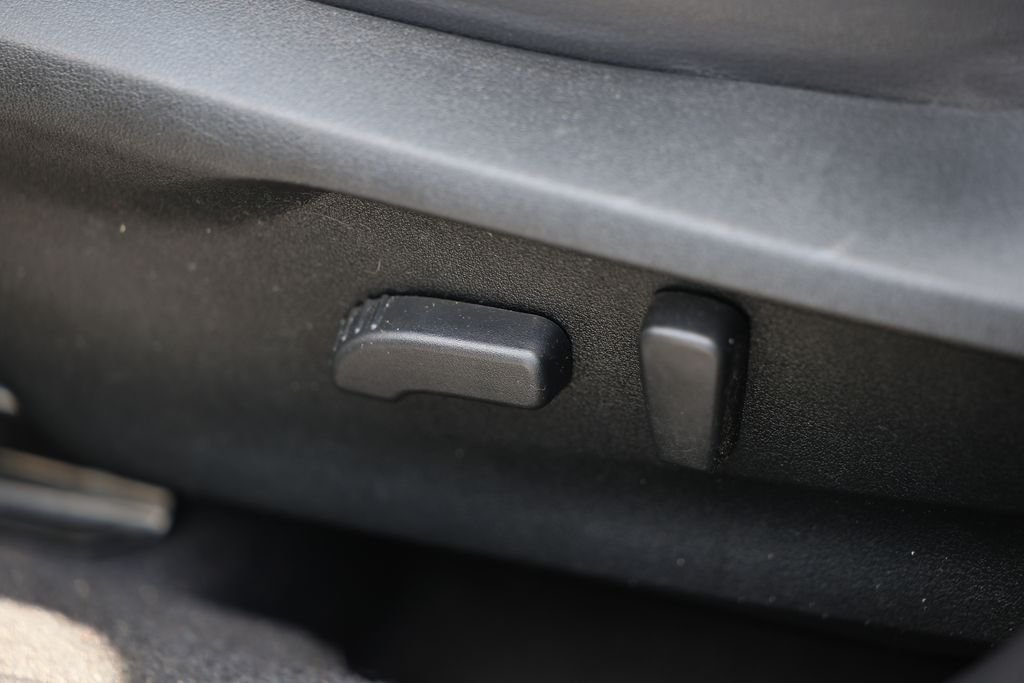 Used 2023 Ice Silver Metallic Subaru Limited image 22