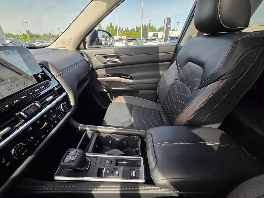 Used 2025 Black Nissan Platinum image 33