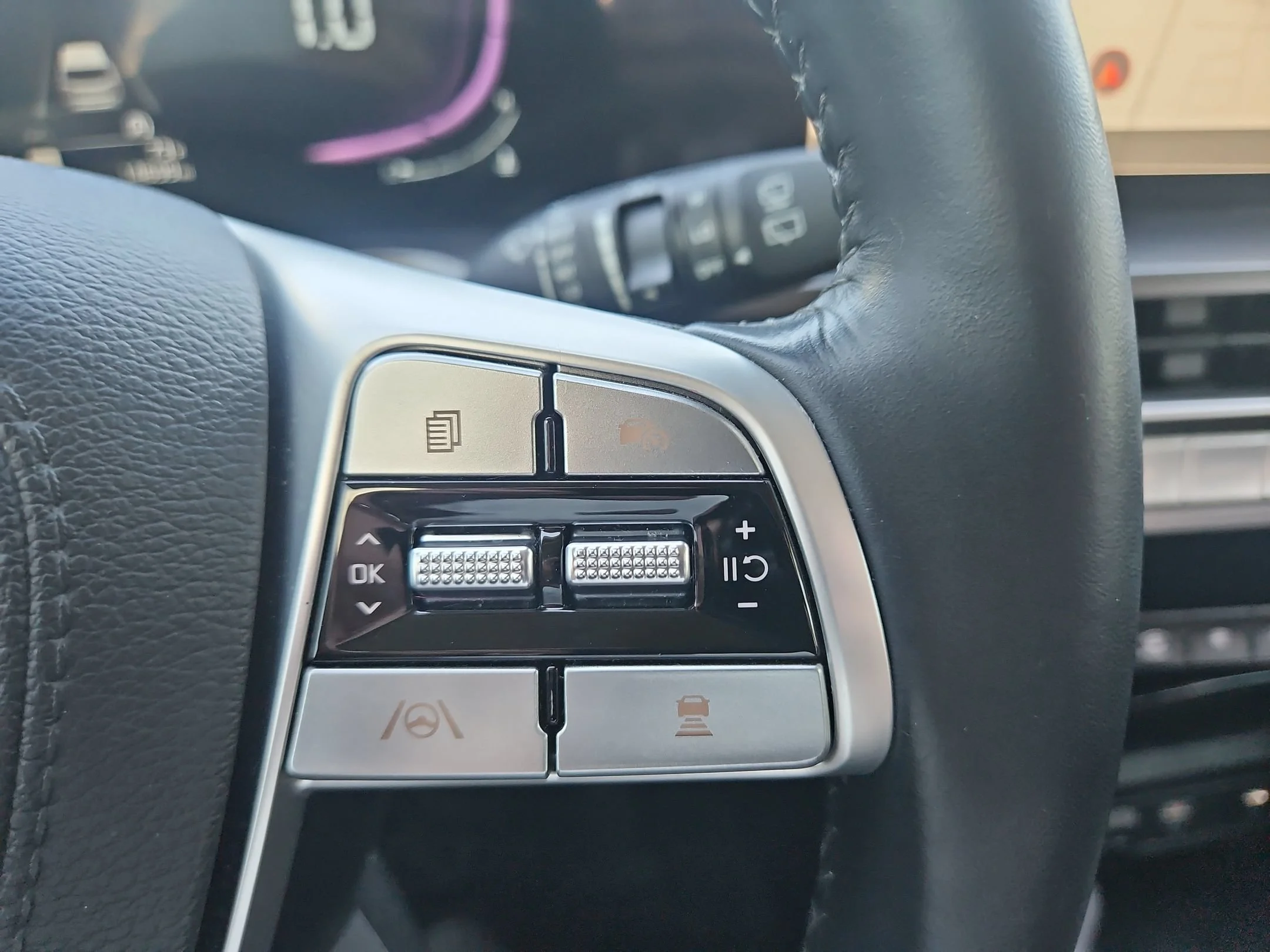 Used 2025 Dark Moss Kia S image 28