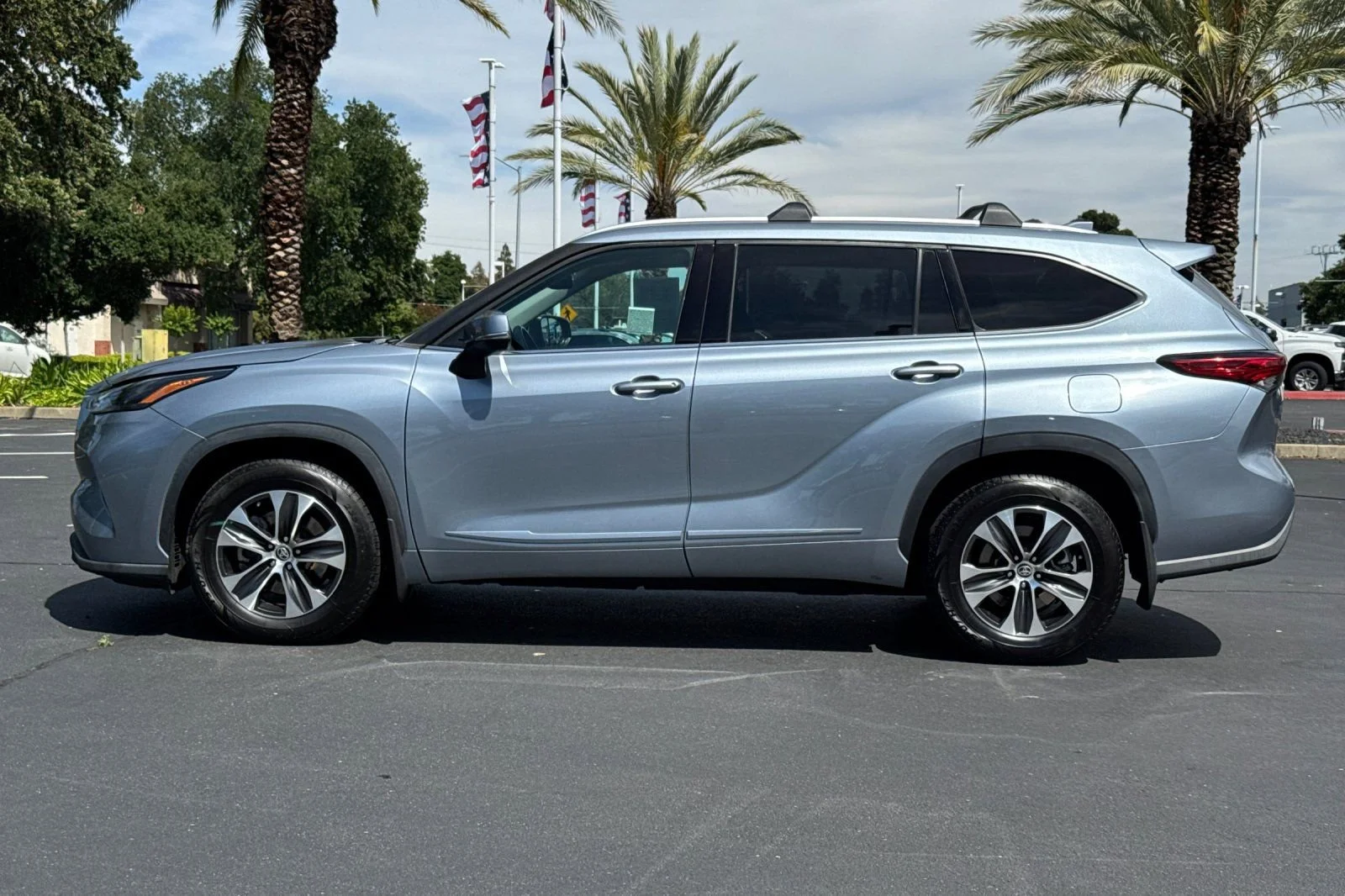 Used 2022 Moon Dust Toyota XLE image 6