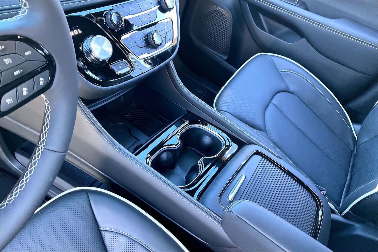 2026 Chrysler Pacifica Limited - Photo 7