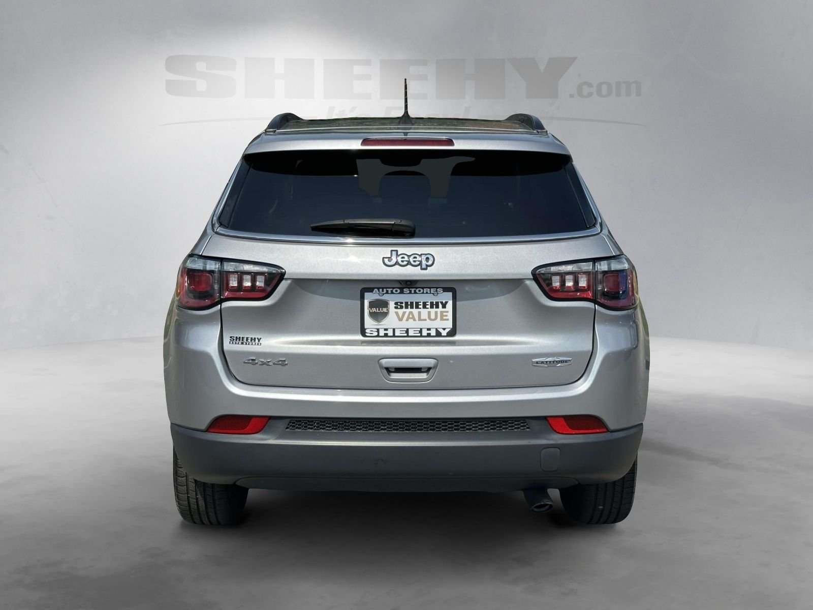 Used 2022 Silver Jeep Latitude image 13