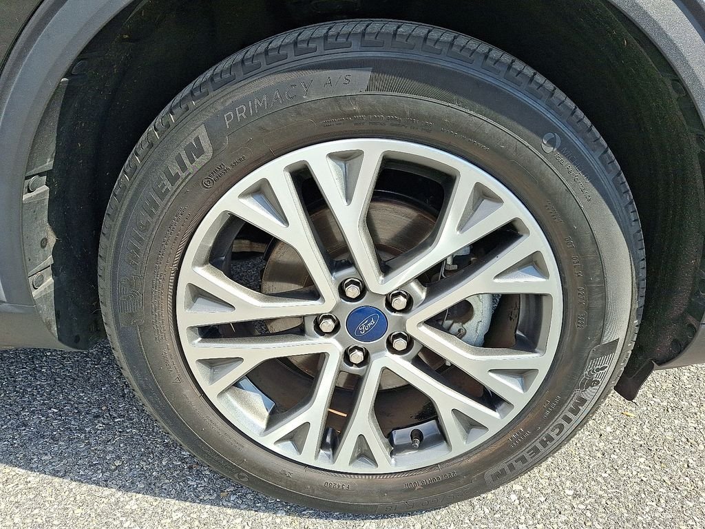 Used 2022 Black Ford SEL image 9
