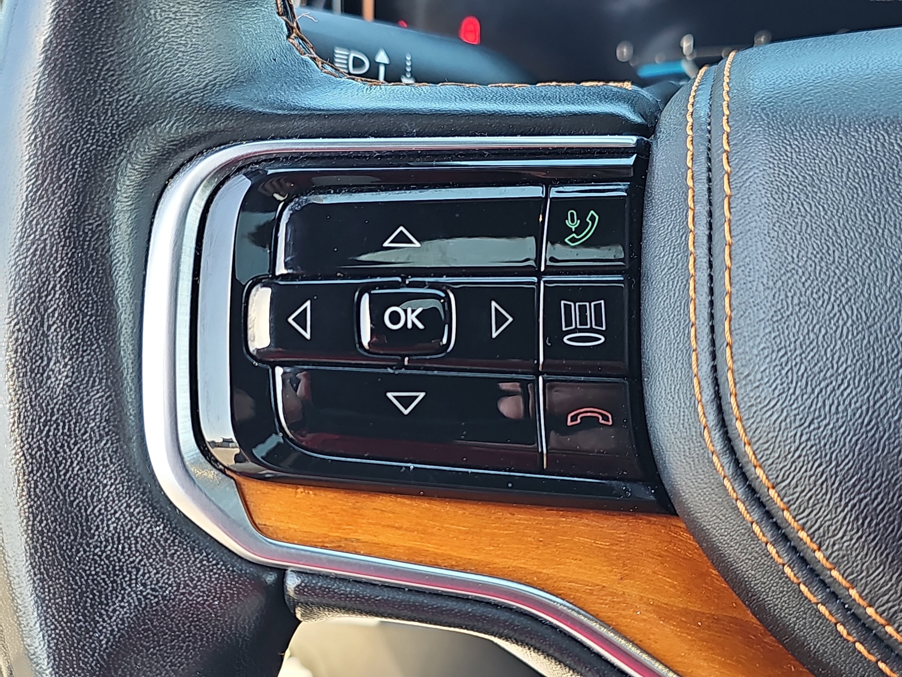 Used 2022 Diamond Black Crystal Pearlcoat Jeep Series III image 20