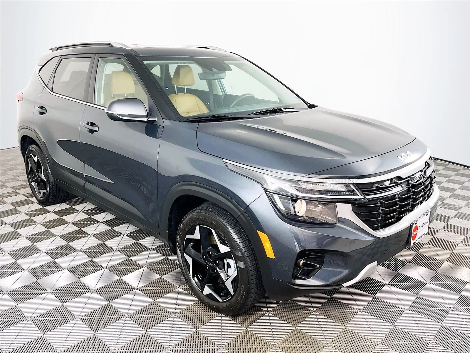 Used 2025 Gravity Gray Kia EX image 1