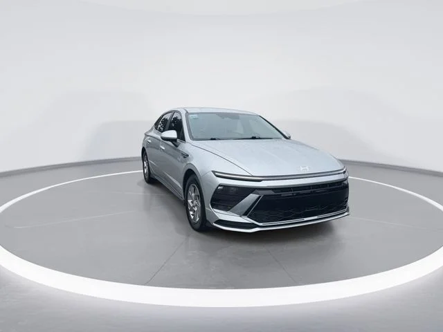 Used 2025 Silver Hyundai SE image 2