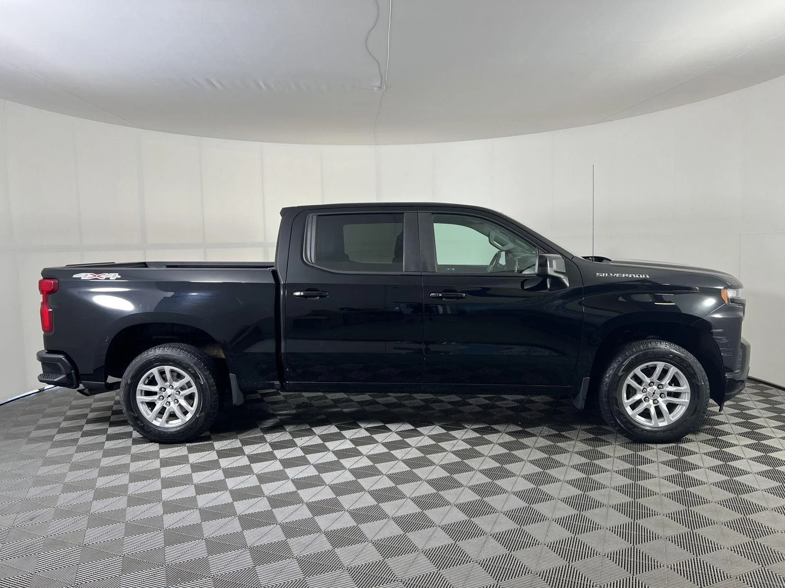 Used 2019 BLACK Chevrolet RST image 24