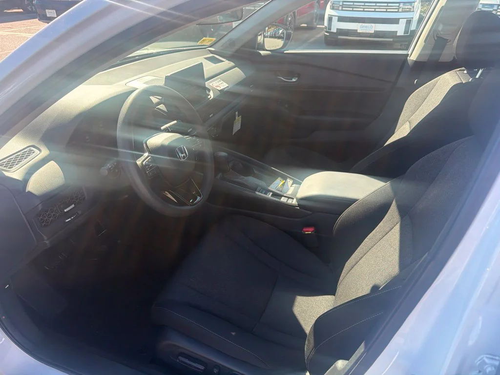 Used 2026 Platinum White Pearl Honda SE image 6