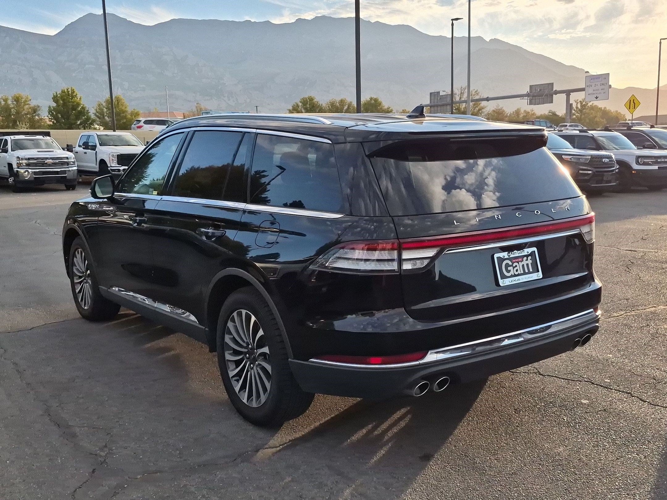 Used 2024 Infinite Black Metallic Clearcoat Lincoln Reserve image 5
