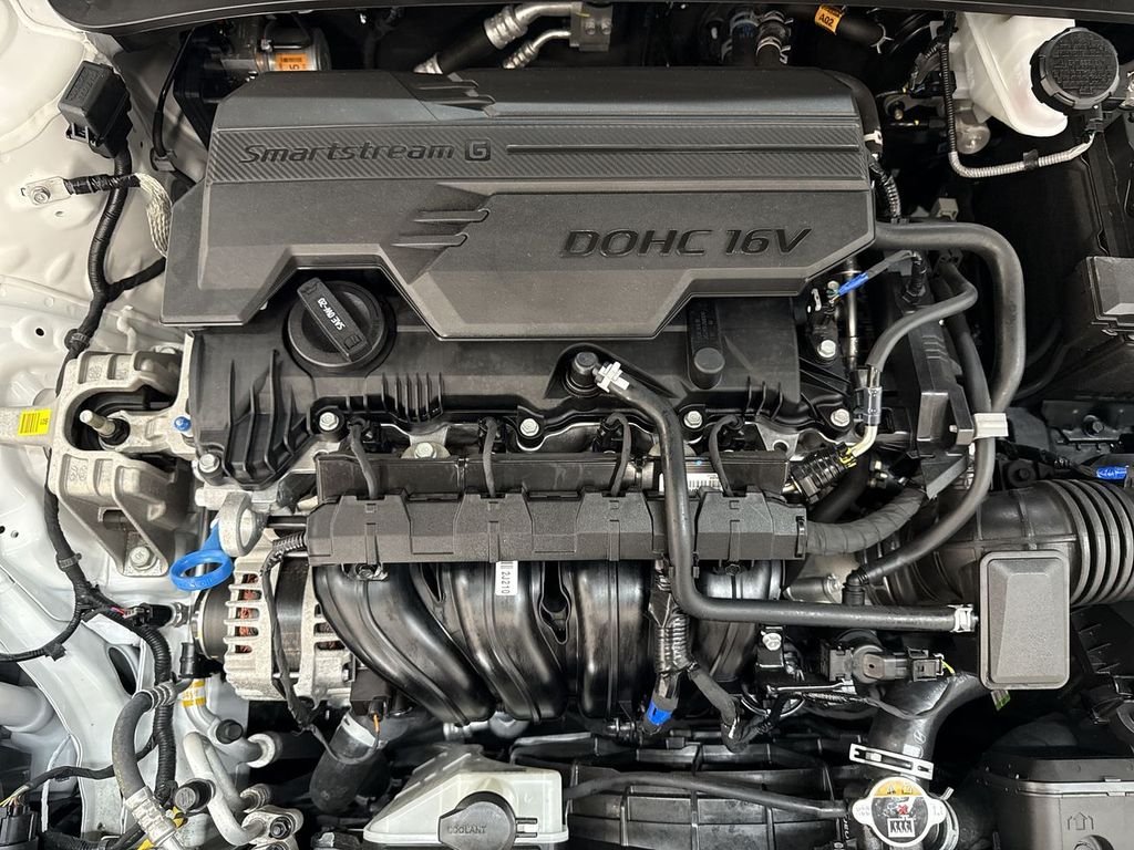 Used 2025 White Hyundai SEL Convenience image 32