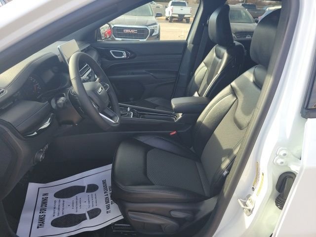 New 2026 Bright White Clearcoat Jeep Latitude image 13