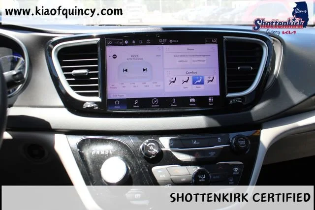Used 2022 Granite Chrysler Touring L image 26