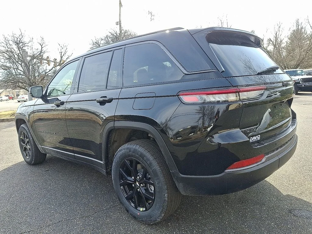 New 2026 Diamond Black Crystal Pearl-Coat Exterior Paint Jeep Altitude image 3