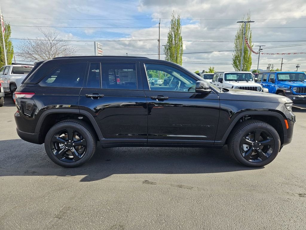 New 2025 Diamond Black Crystal Pearl-Coat Exterior Paint Jeep Limited image 7