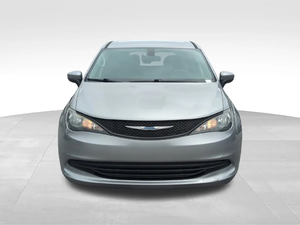 Used 2018 Silver Chrysler L image 9