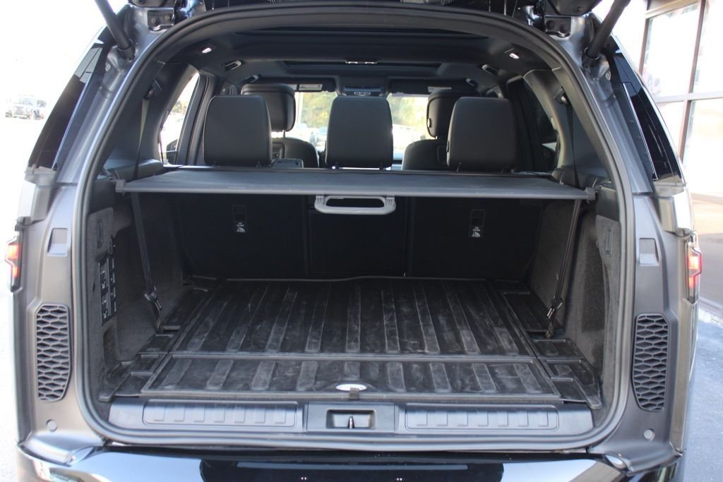 Used 2025  Land Rover Dynamic SE image 45