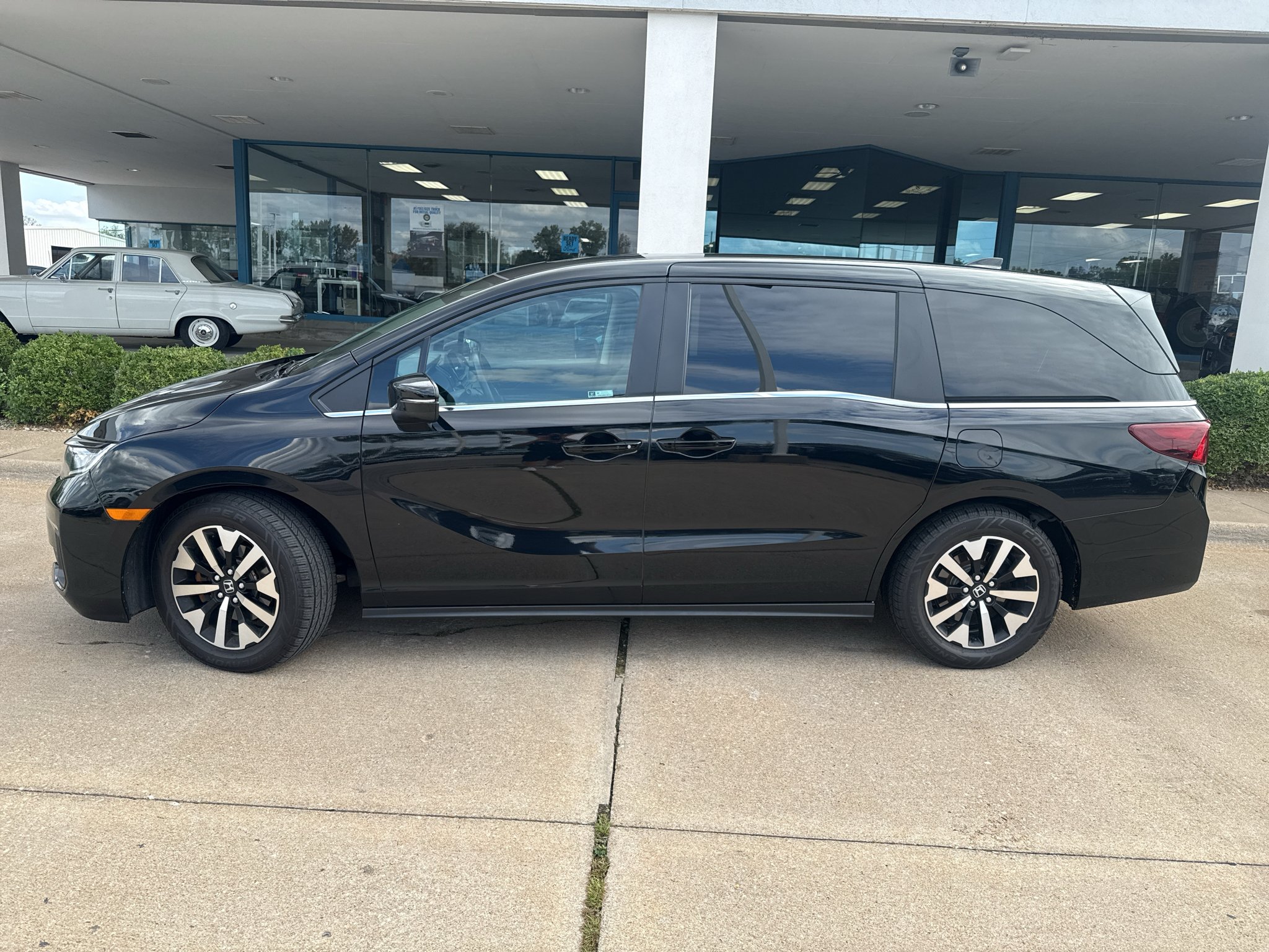 Used 2025 Crystal Black Pearl Honda EX-L image 9