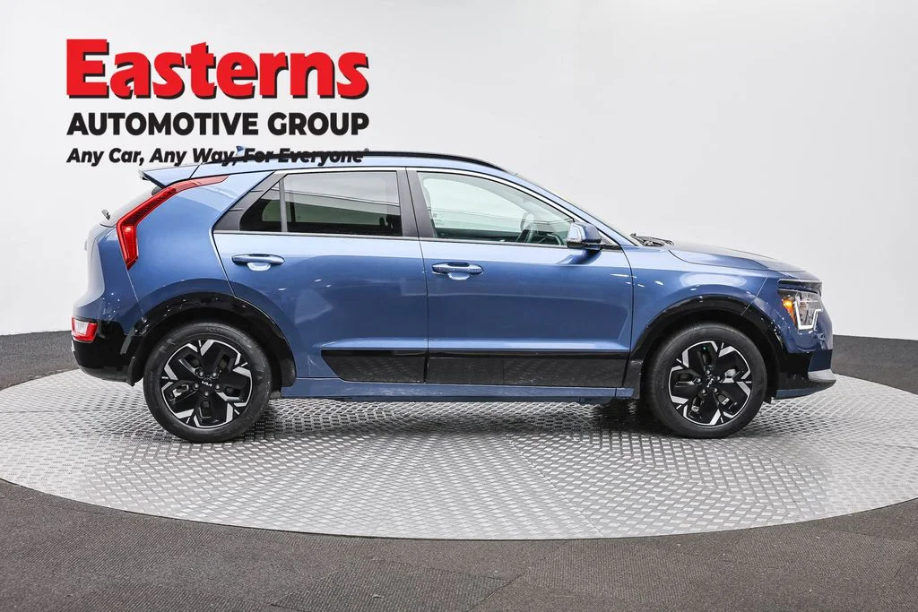 Used 2023 Blue Kia Wind image 4