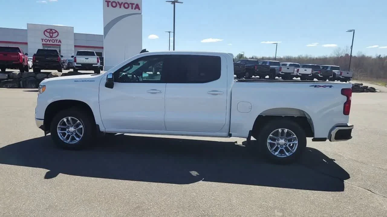 Used 2024 Summit White Chevrolet LT image 6
