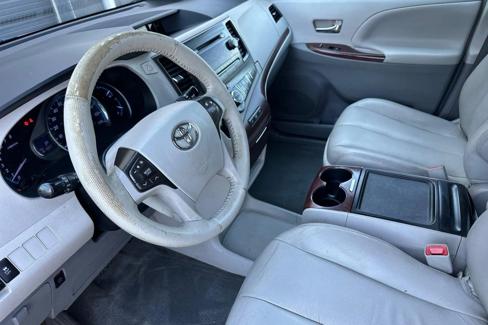 Used 2014 Super White Toyota XLE 8-Passenger image 10