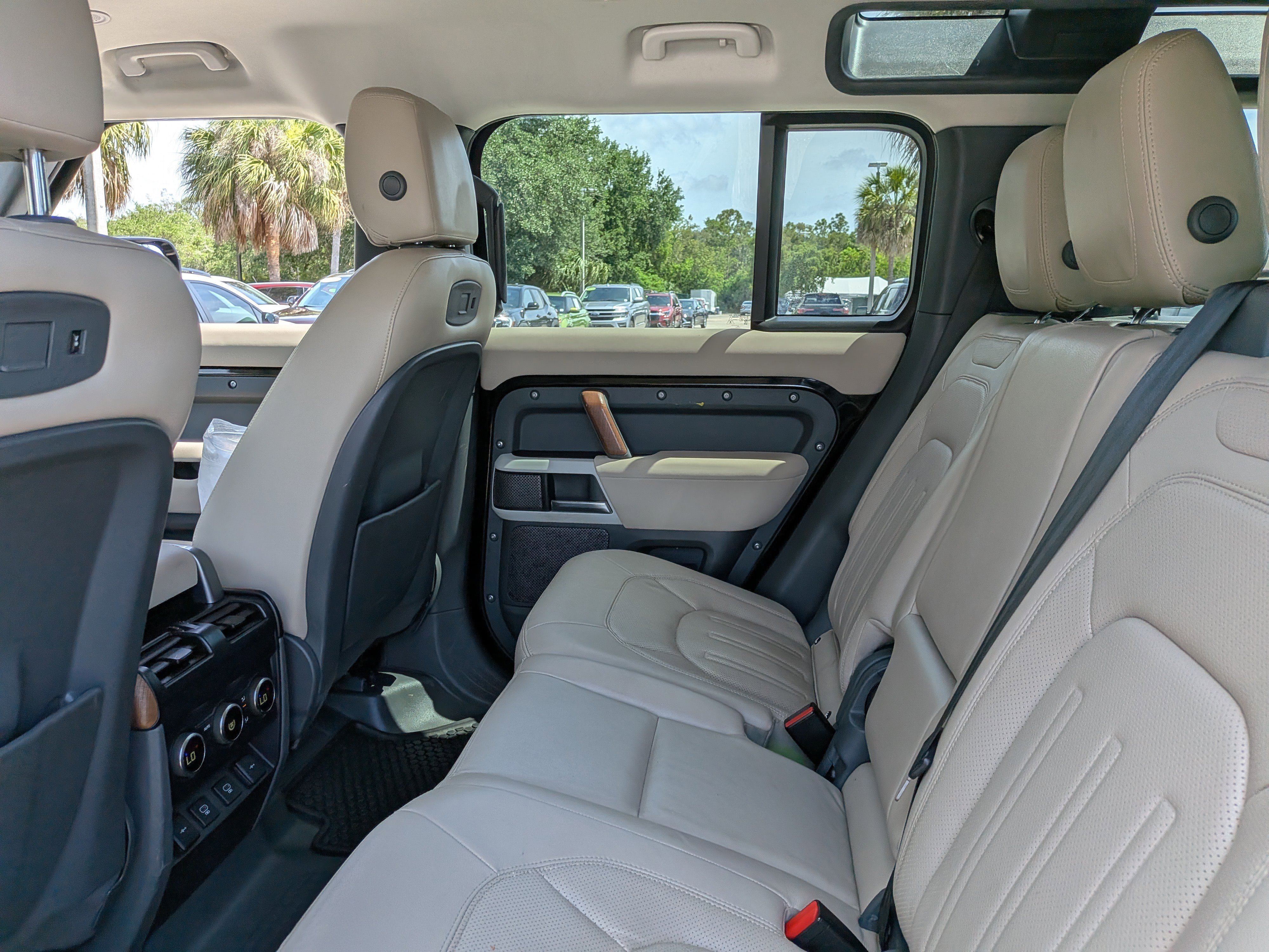 Used 2022 Santorini Black Metallic Land Rover SE image 14