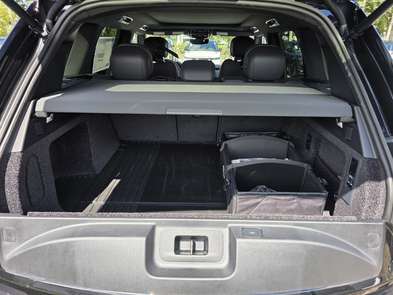 New 2027 Santorini Black Land Rover P400 SE image 15