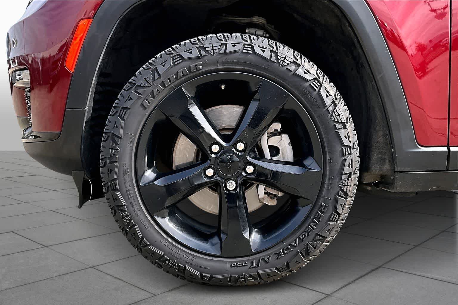 Used 2023 Velvet Red Pearlcoat Jeep Limited image 11