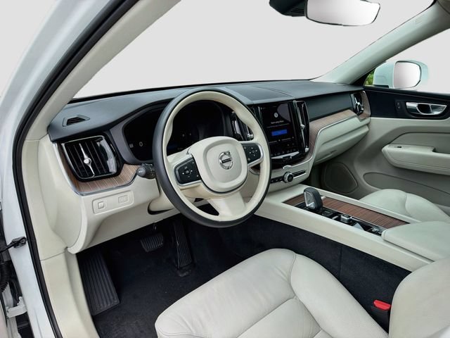 Used 2022 Ice White Volvo Momentum image 25