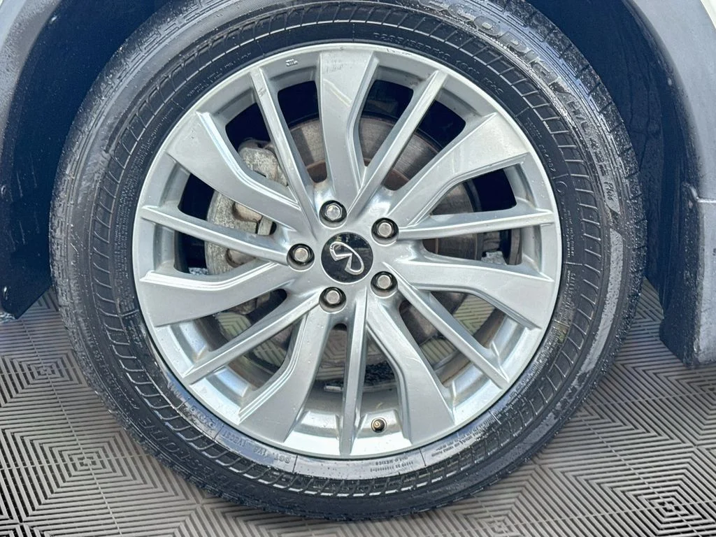 Certified Used 2023 White INFINITI LUXE image 33