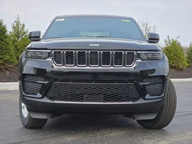 New 2026 Diamond Black Crystal Pearlcoat Jeep Laredo X image 3