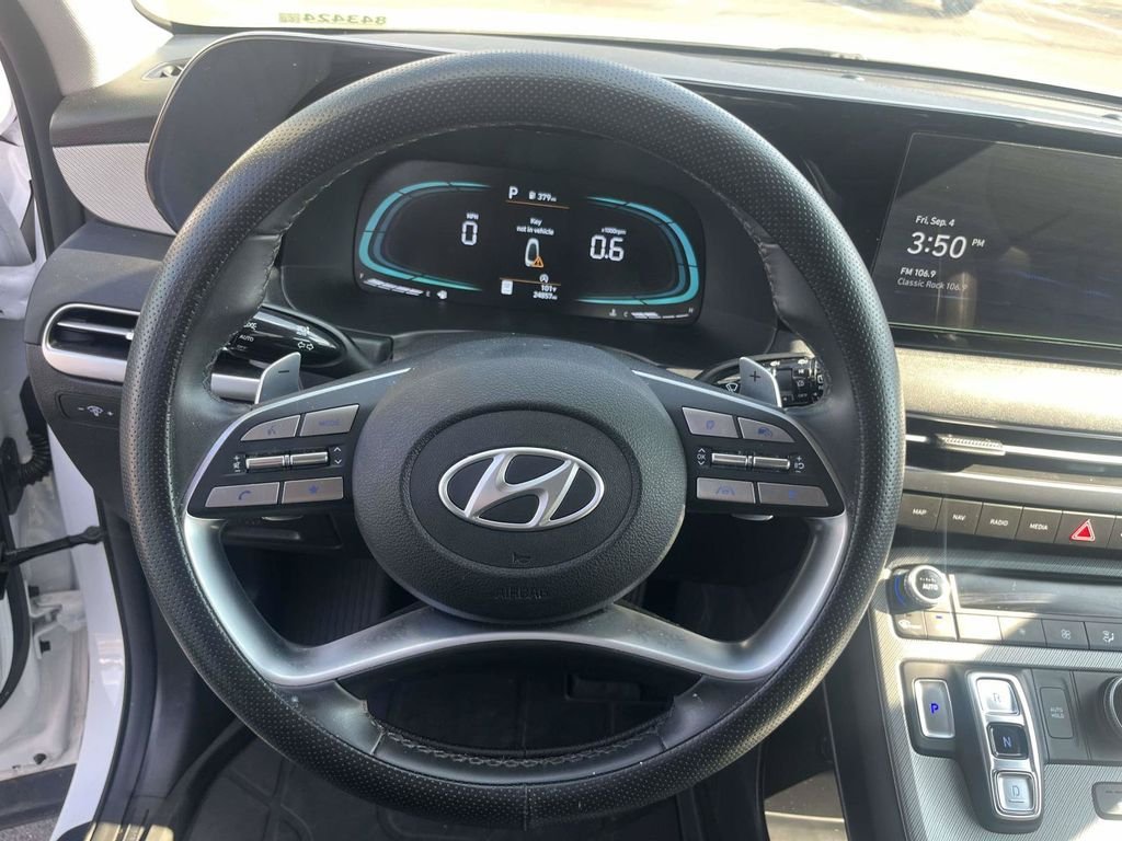 Used 2025 White Hyundai SEL image 18