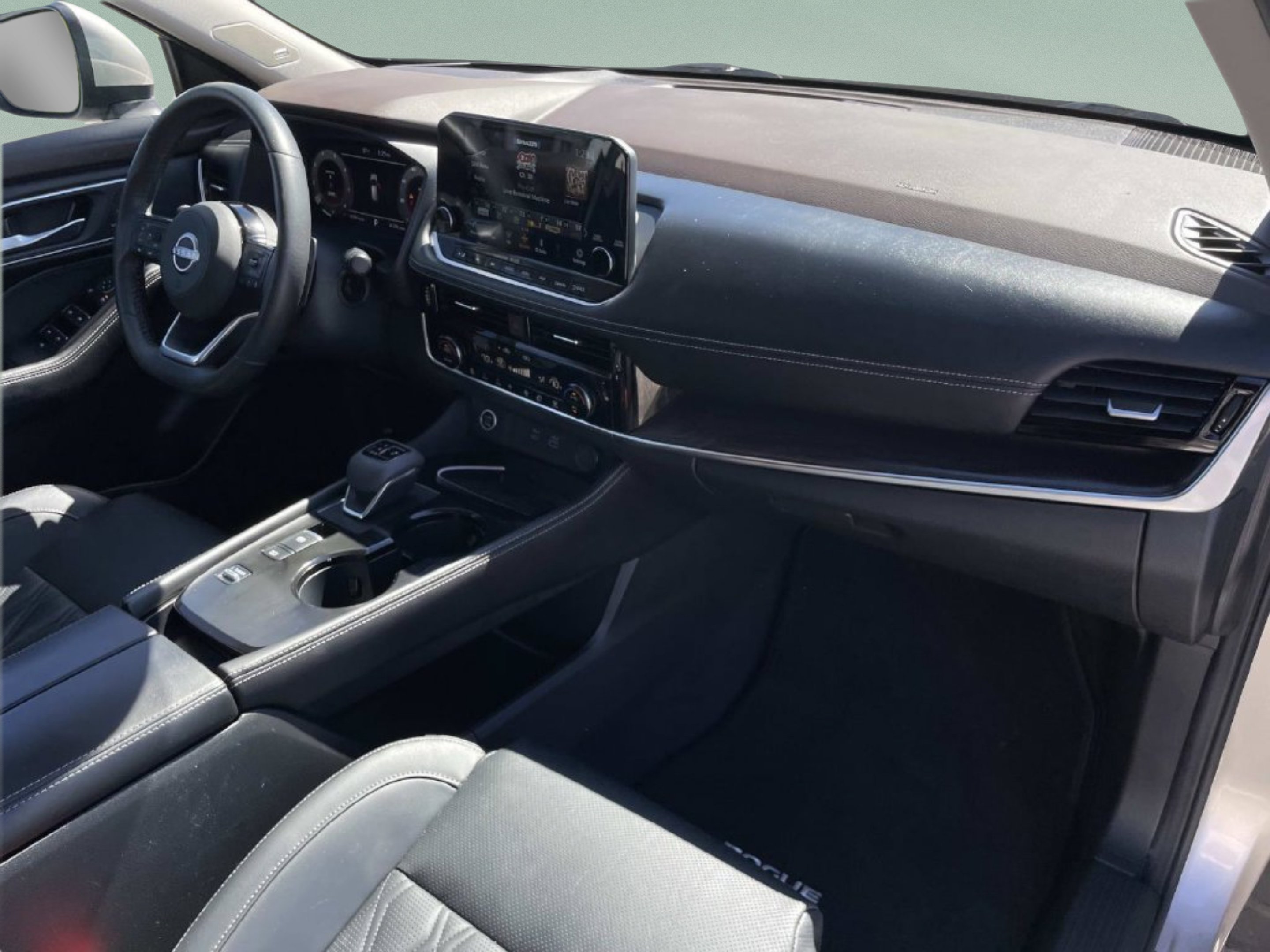 Used 2022 Gold Nissan Platinum image 18