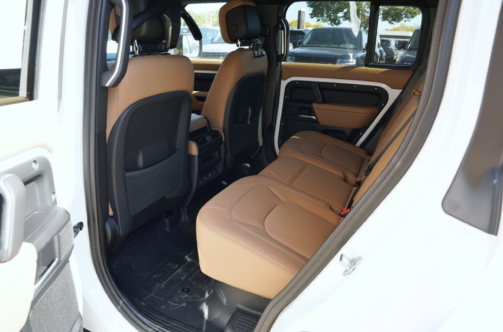 New 2026 Fuji White Land Rover X-Dynamic SE image 32