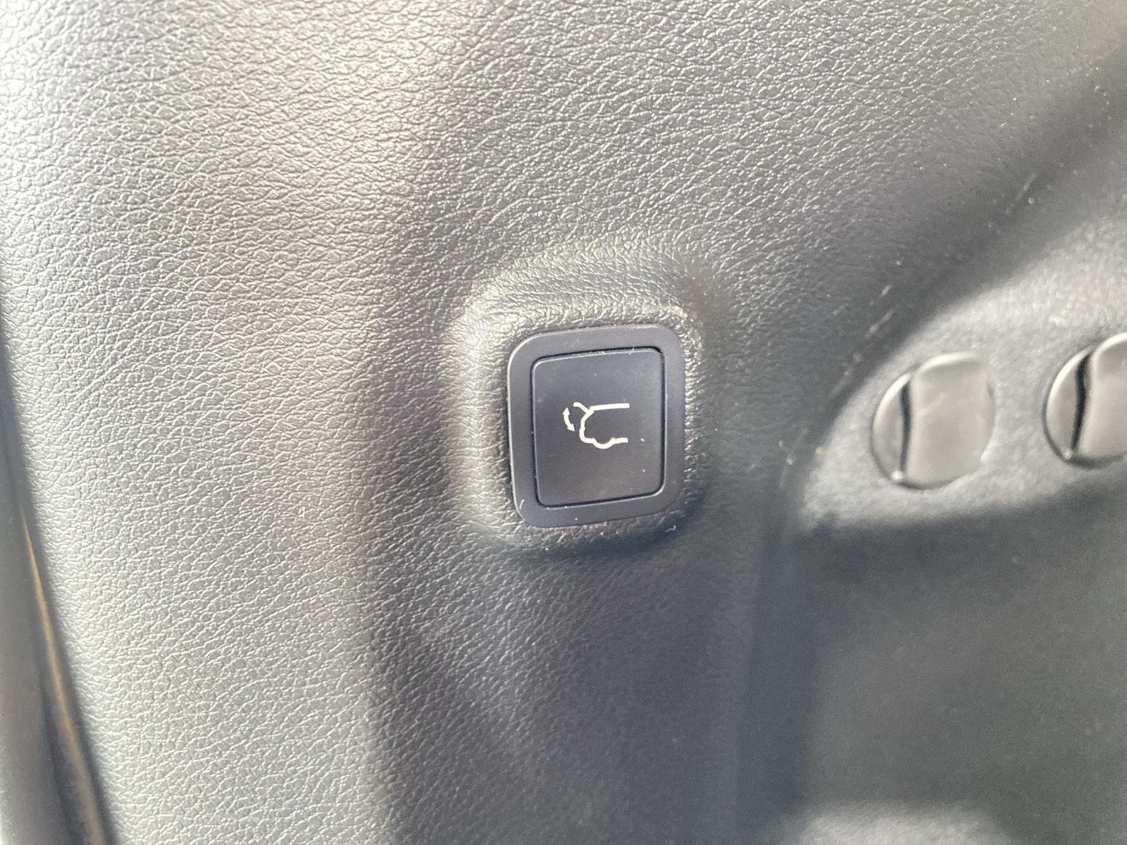 Used 2019 Blue Shade Pearlcoat Jeep Limited image 8