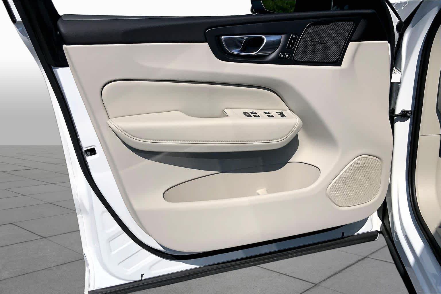 Used 2024 Crystal White Metallic Volvo Ultimate Dark Theme image 22