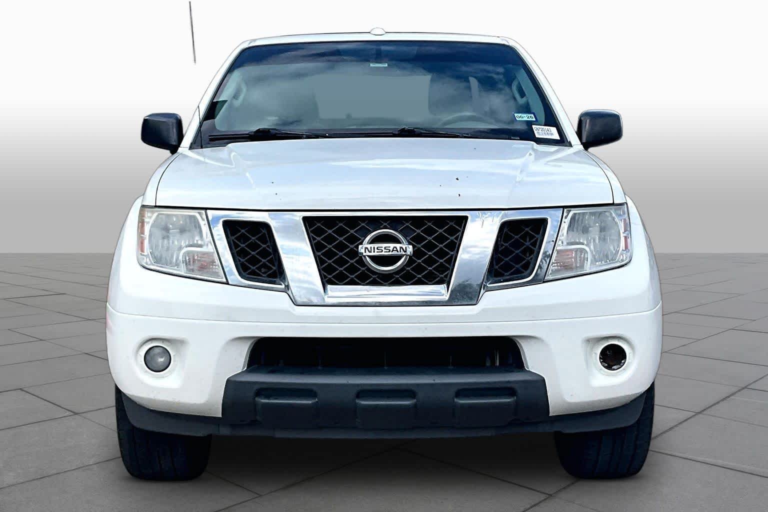 Used 2016 Glacier White Nissan SV image 4