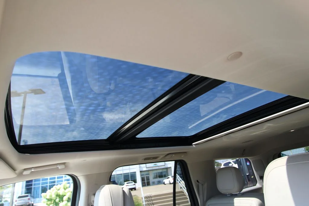 Used 2019 White Platinum Tri-Coat Metallic Lincoln Reserve image 12