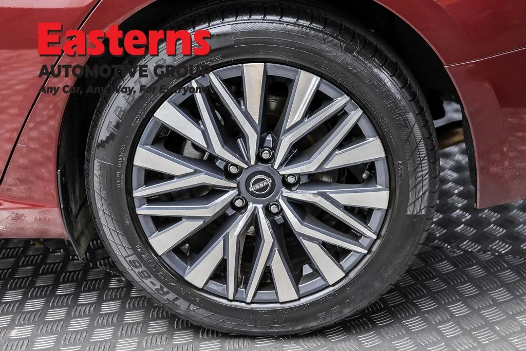 Used 2025 Red Nissan 2.5 SV image 8