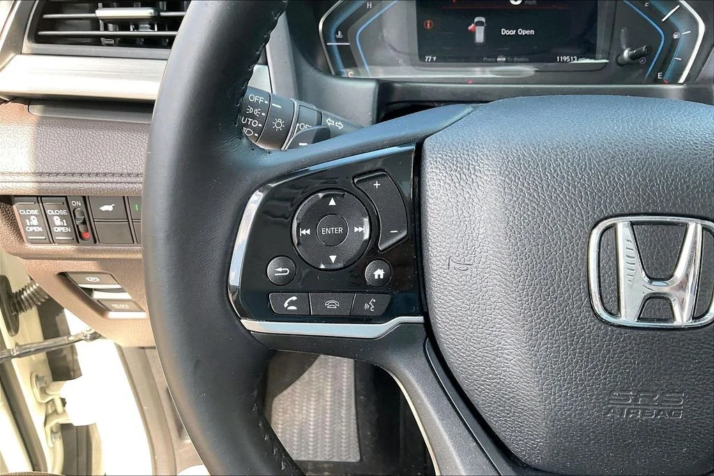 Used 2019 White Honda Touring image 11