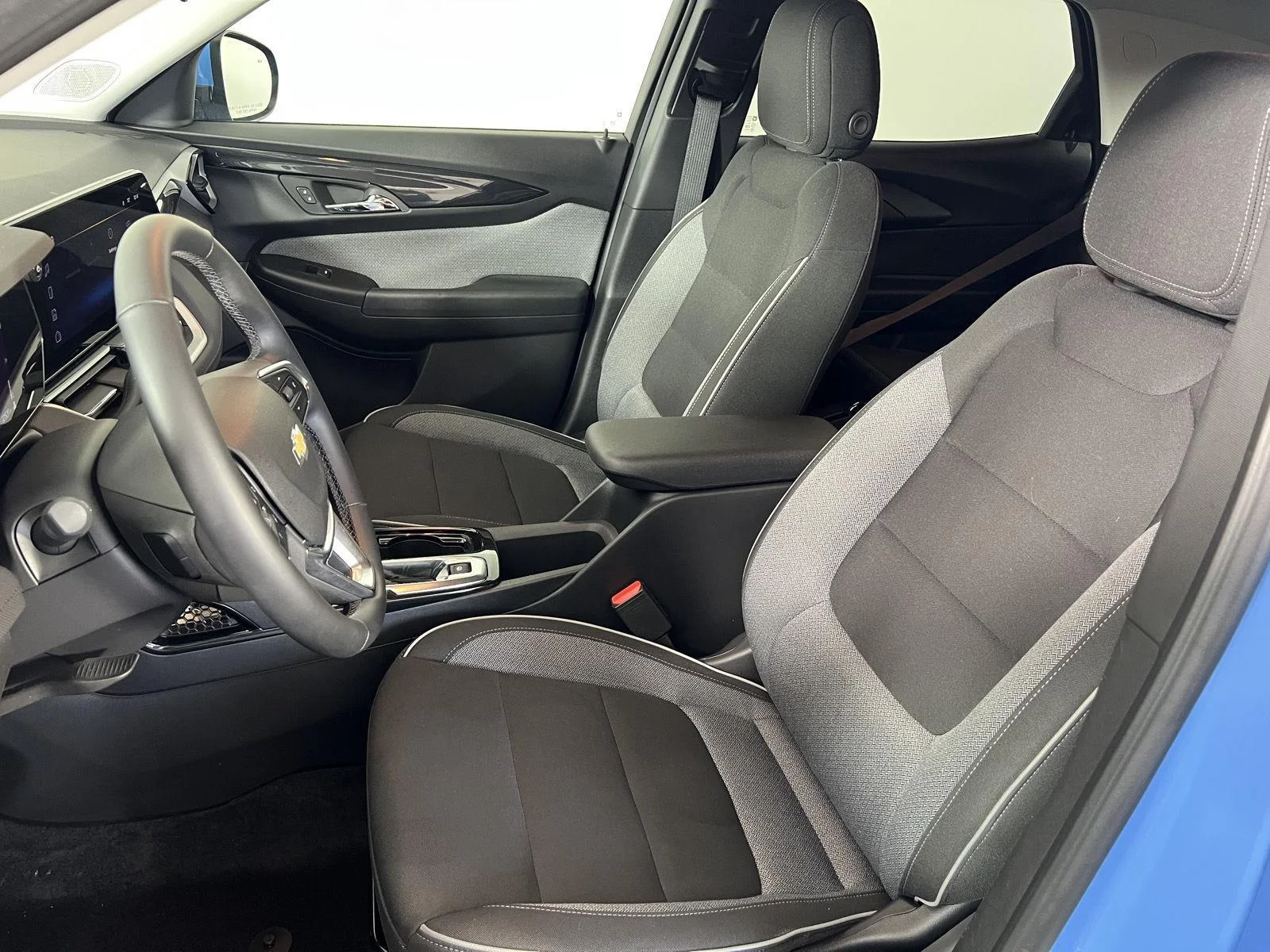 Used 2024 Fountain Blue Chevrolet LT image 4