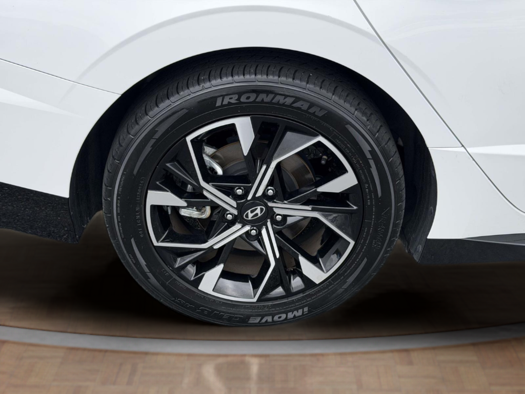 Used 2024 White Hyundai SEL image 25