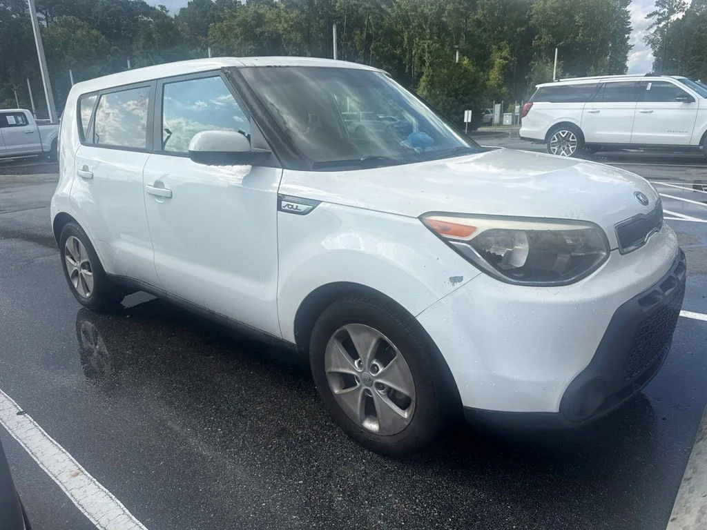 Used 2016 Clear White Kia Base image 1