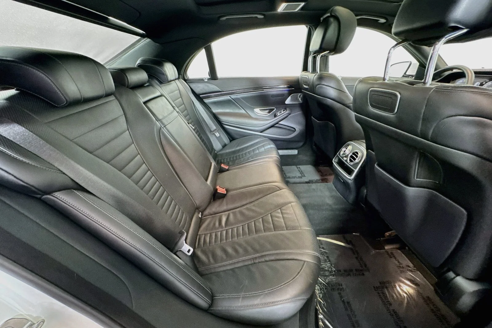 Used 2019 Designo Diamond White Mercedes-Benz S 560 image 26