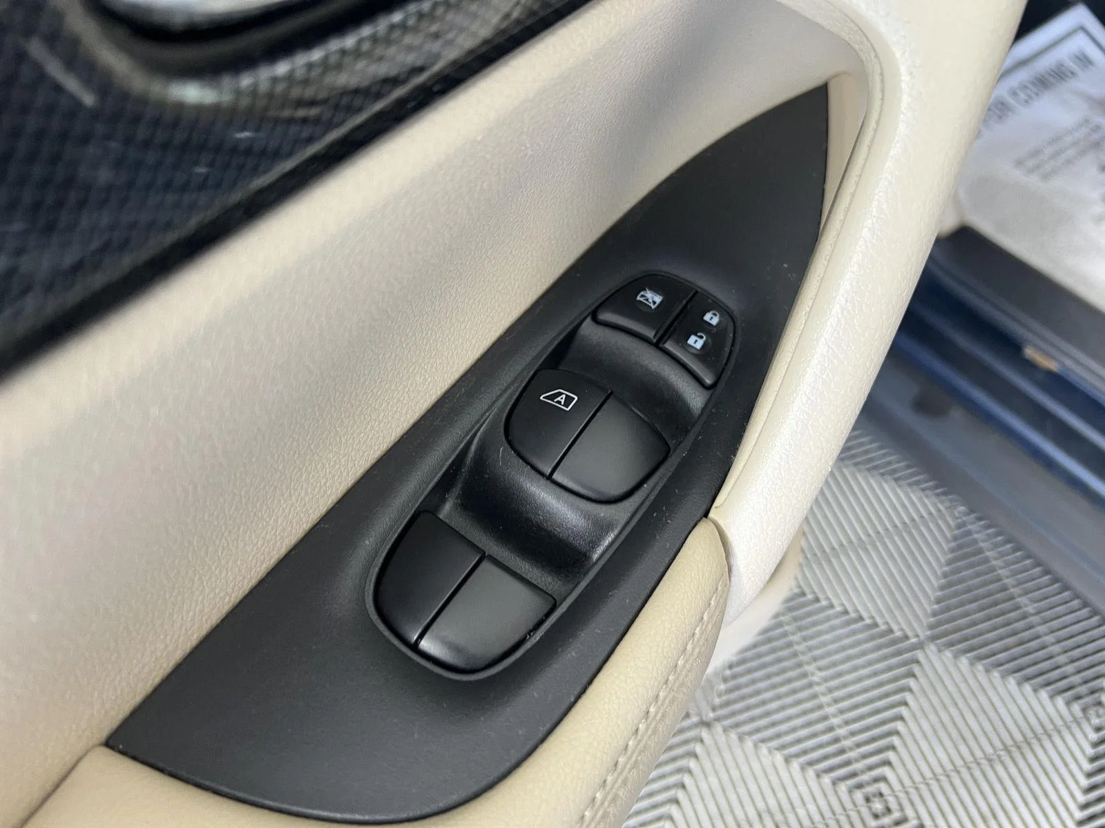 Used 2016  Nissan SL image 9
