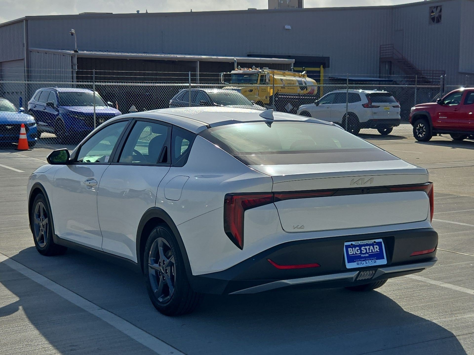 Used 2025 Snow White Pearl Kia LXS image 5