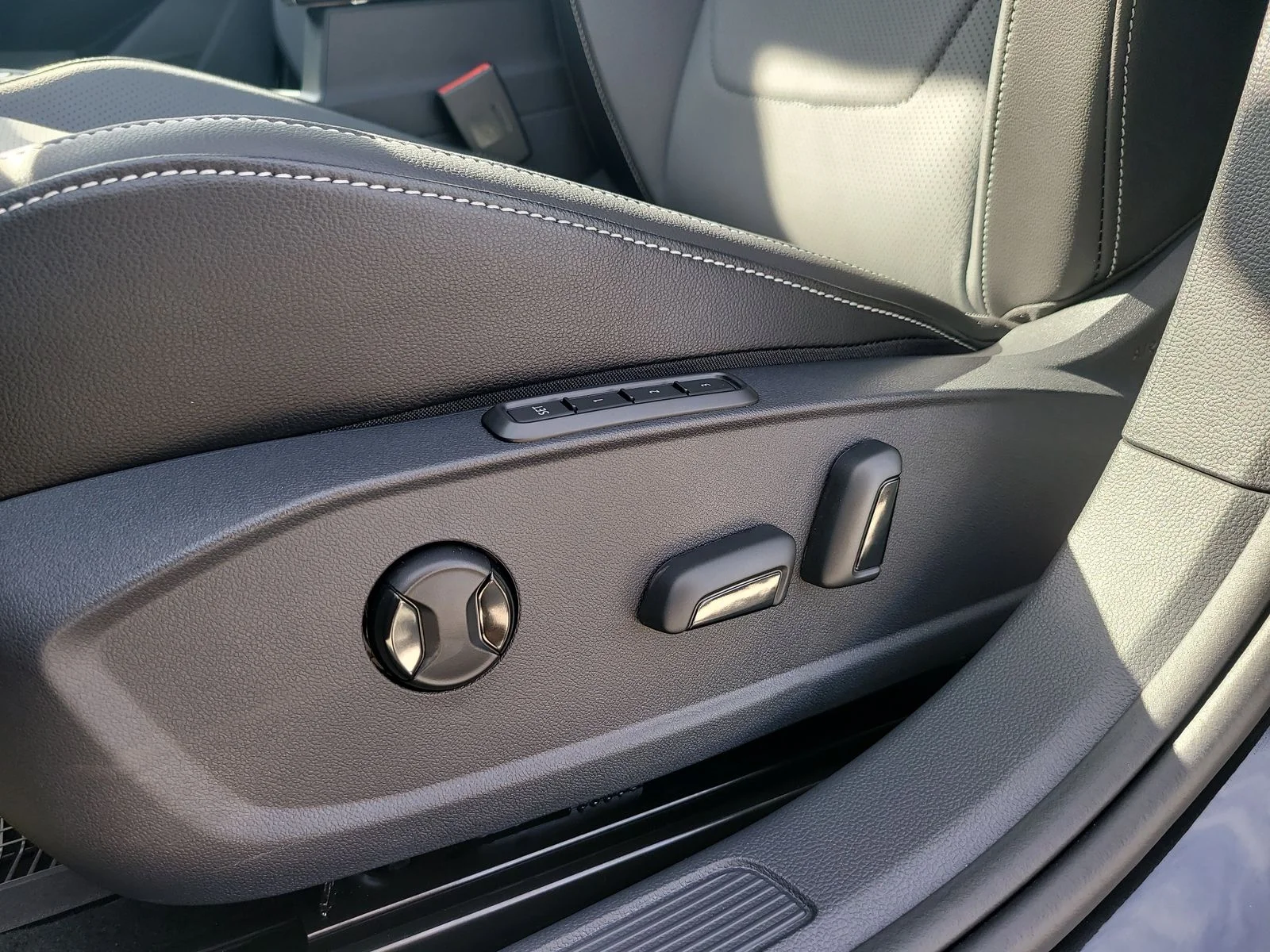 New 2026 Deep Black Pearl Volkswagen 1.5T SEL image 19