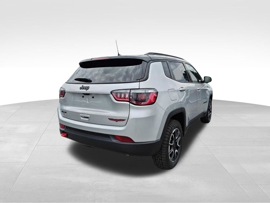 New 2026 Silver Zynith Metallic Clear-Coat Exterior Paint Jeep Trailhawk image 5