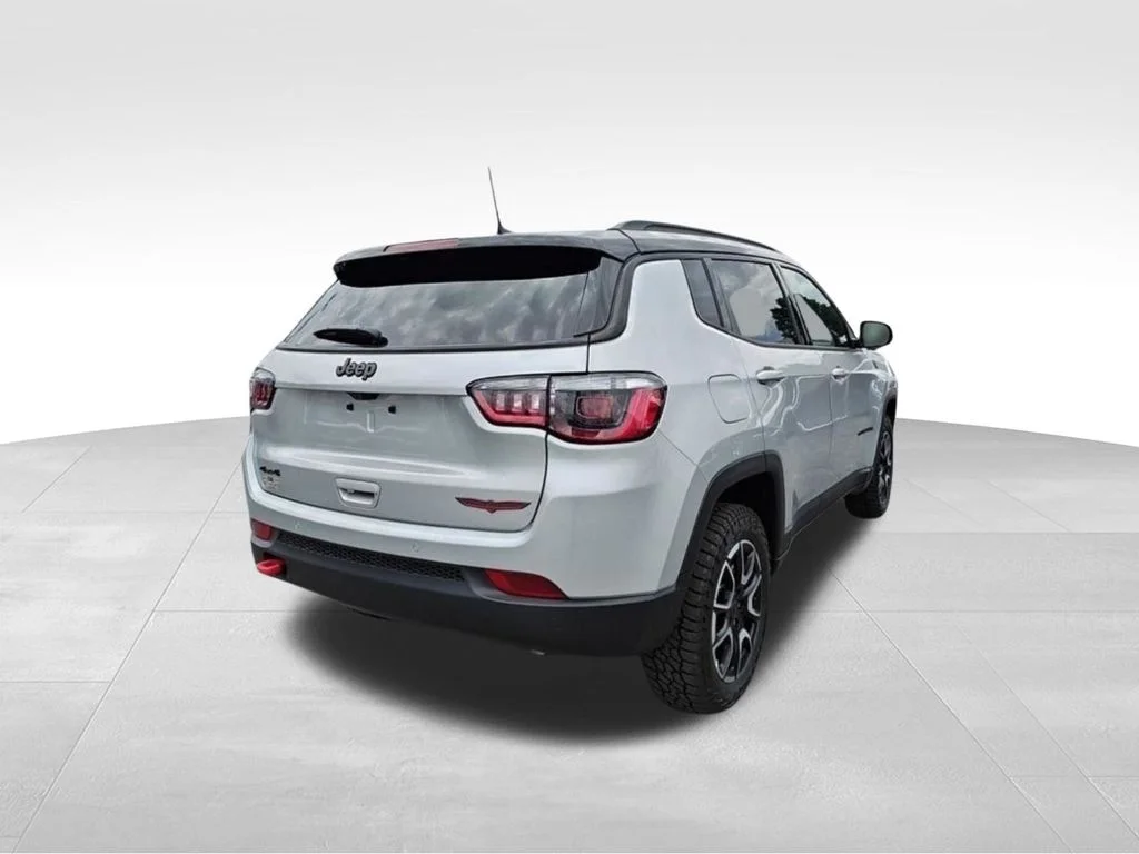 New 2026 Silver Zynith Metallic Clear-Coat Exterior Paint Jeep Trailhawk image 5